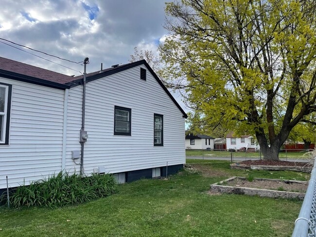 Building Photo - Audubon-Downriver Neighborhood 3+ bedroom, 1 bath corner lot with large, fenced yard