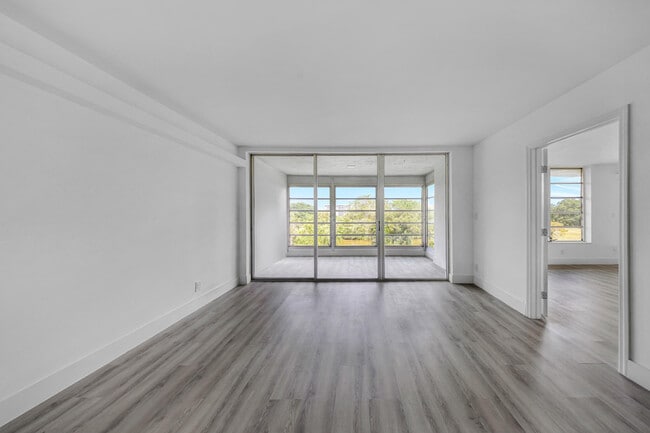 Building Photo - 3151 S Palm Aire Dr