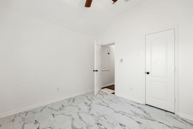 Building Photo - 14910 Lake Woodbridge Ct