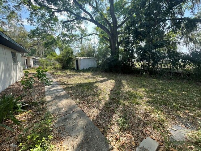 Building Photo - Newly Renovated 3 Bedroom / 2 Bath In Lake...