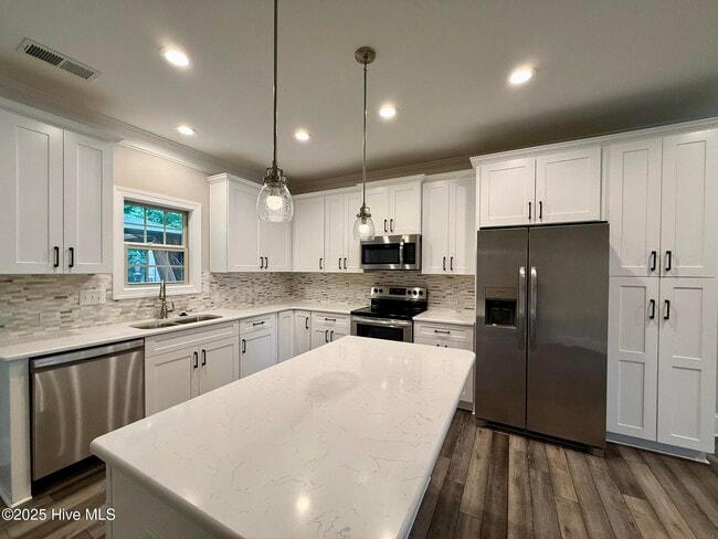 Building Photo - 204 Backspin Ln