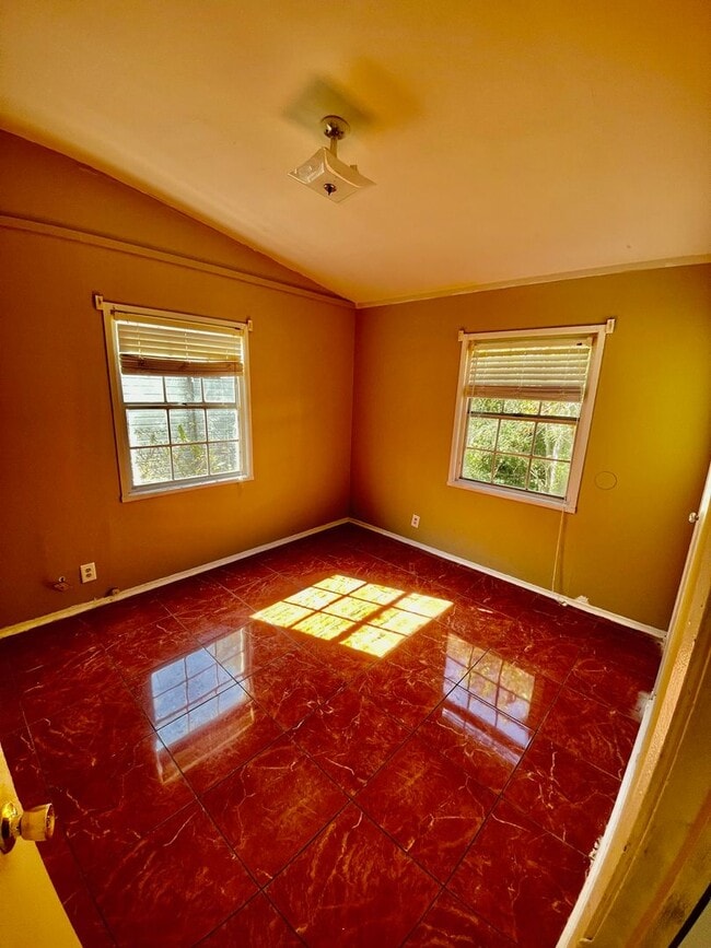 Building Photo - Cute Home and Move-in Ready