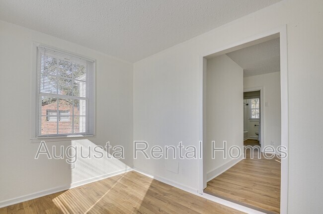 Building Photo - 2019 Roosevelt Dr