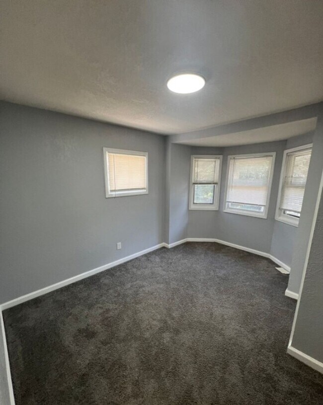 Building Photo - Spacious 5 Bed, 2.5 Bath in the heart of K...