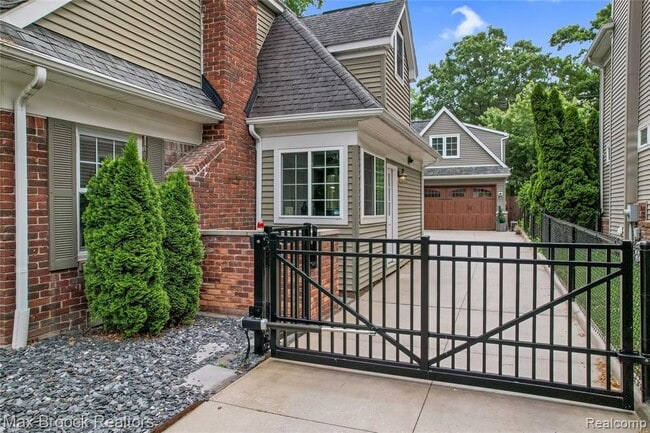 Building Photo - 2120 Buckingham Ave