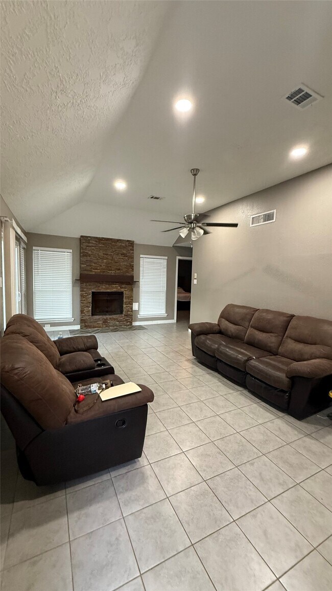 Building Photo - 6018 Beaconridge Dr