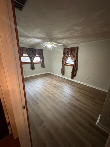 Building Photo - 453 Echo Rd