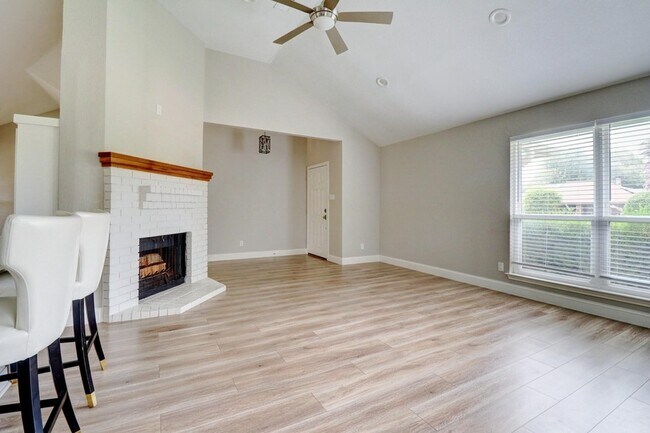 Building Photo - 1321 Clover Dr