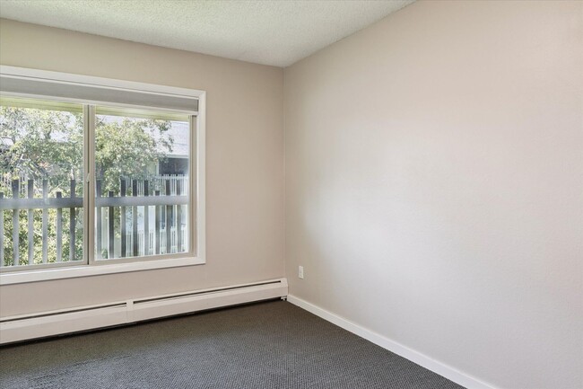 Building Photo - Pre-Lease Aug 2025 Remodeled 2 Bedroom 1 B...