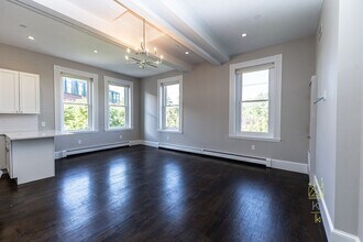 Building Photo - 85 Regent St