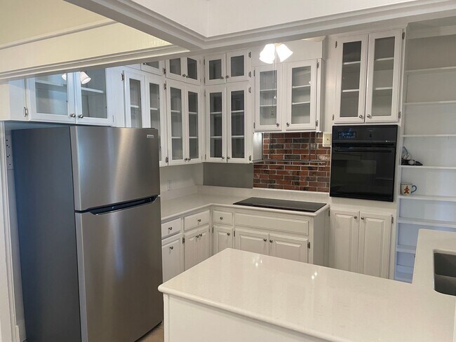 Building Photo - Historic Home 3BR / 2BA Detached Garage, W...