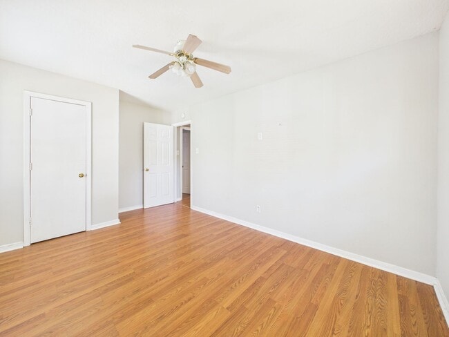 Building Photo - 835 Winnetka Ave