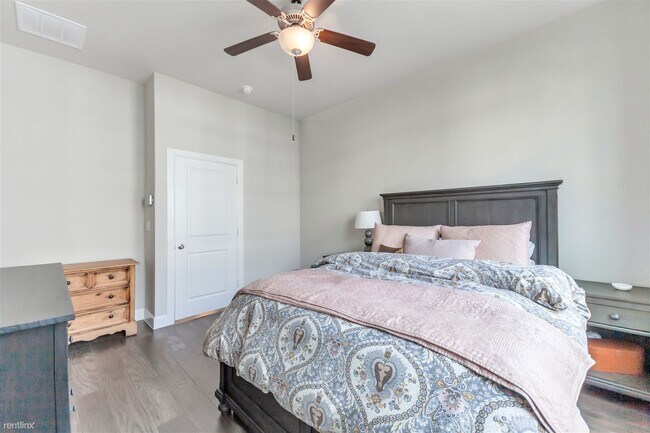 Building Photo - 2 br, 2.5 bath House - 1044 Manacor Lane