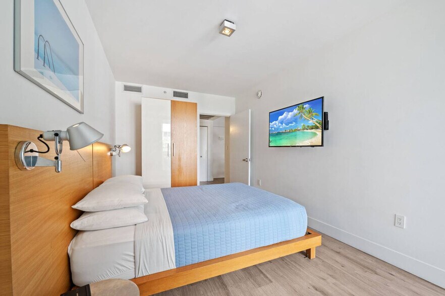 Building Photo - 6080 Collins Ave