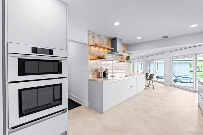 Building Photo - 1725 NE 23rd Ave