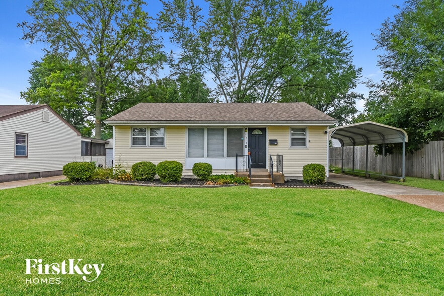 Building Photo - 240 Maple Dr