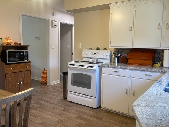 Building Photo - 462 Bartley Ave