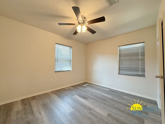 Building Photo - 3 Bedroom with Bonus living room!