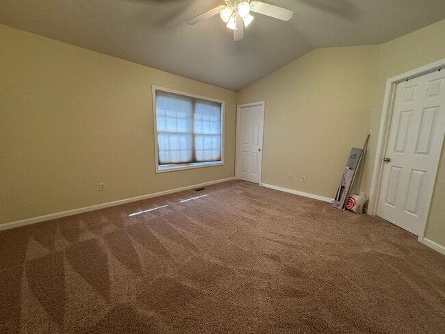 Building Photo - Taylor Spring Townhouse With Garage and Basement