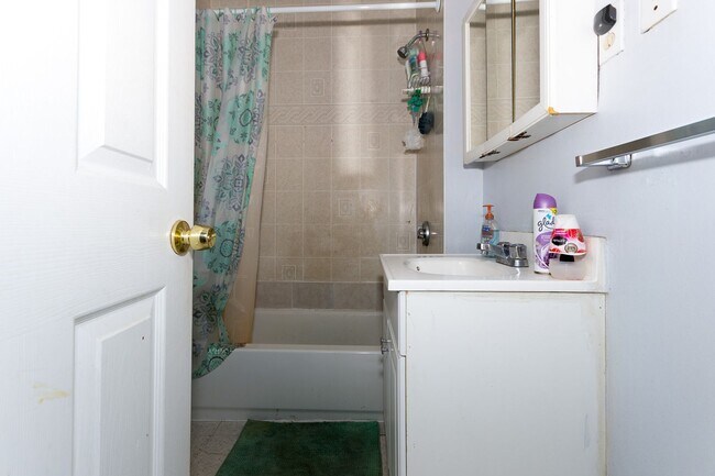 Building Photo - 3 Bed / 1 Bath on Hillside St | Mission Hill | 9/1