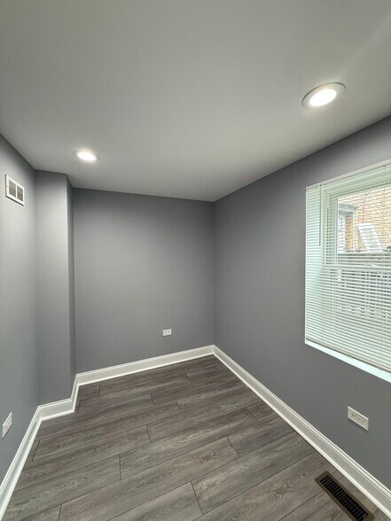 Building Photo - 2251 W Cullerton St