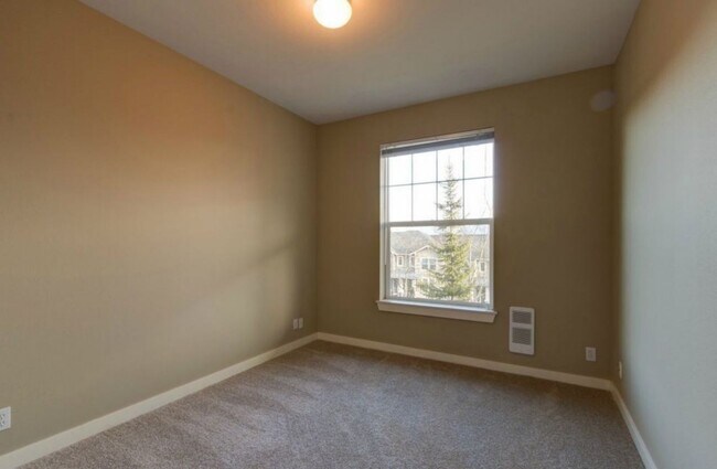Building Photo - Sunny & Bright Upper Unit in Snoqualmie Ridge