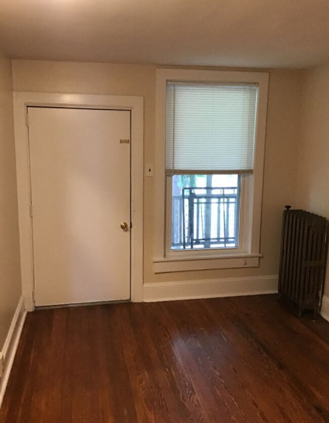 Building Photo - Perfect for college students, but great for others too!