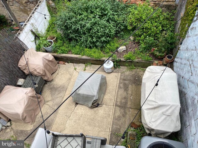 Building Photo - 229 S Ann St