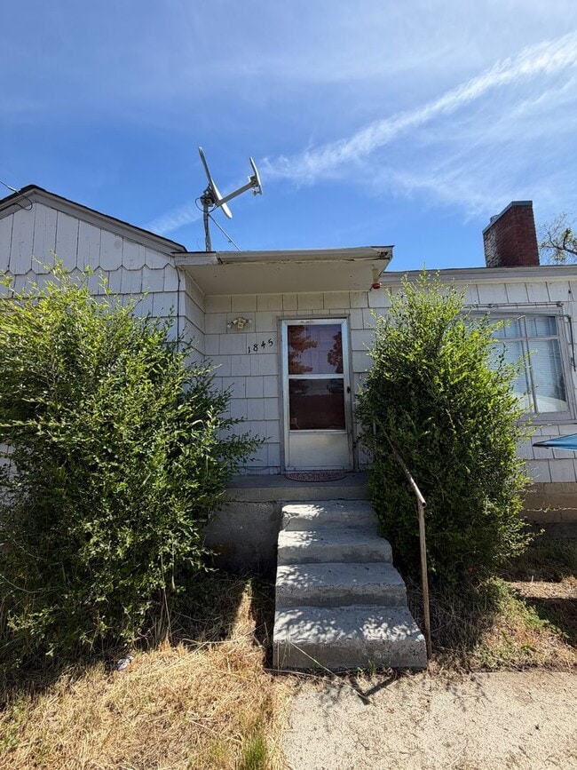 Building Photo - Adorable House with Large Yard, 1.2 Miles from Oregon Tech and Sky Lakes Medical Center!