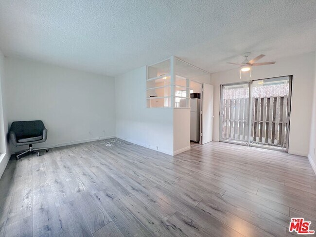 Building Photo - 941 N San Vicente Blvd