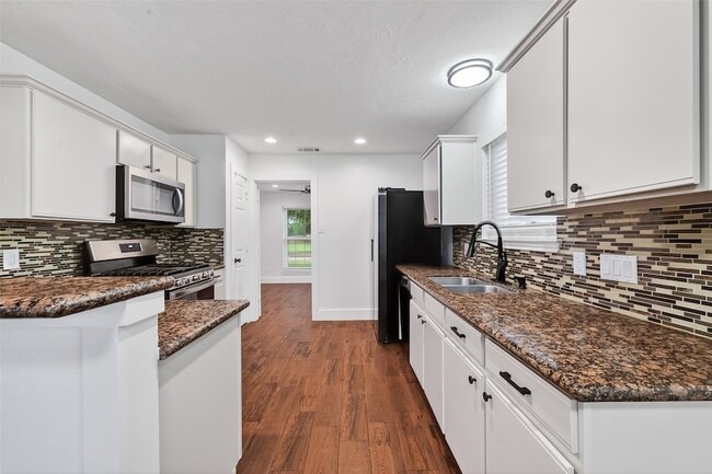 Building Photo - 2018 Village Ct Ln