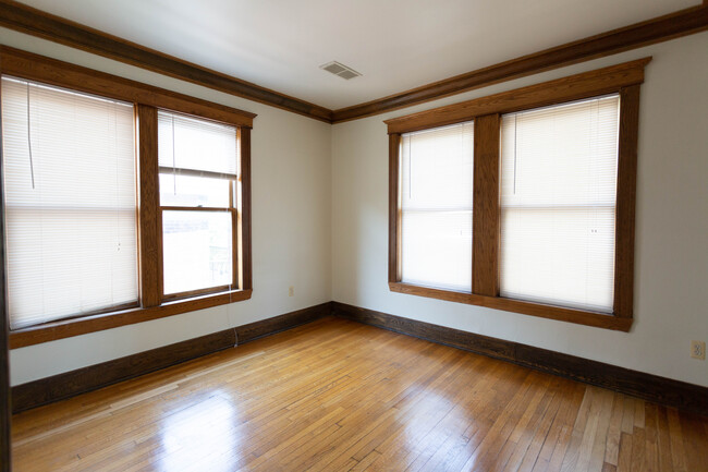 Building Photo - 324 Hendrie St