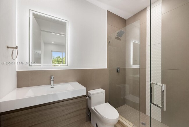 Building Photo - 3164 Plaza St