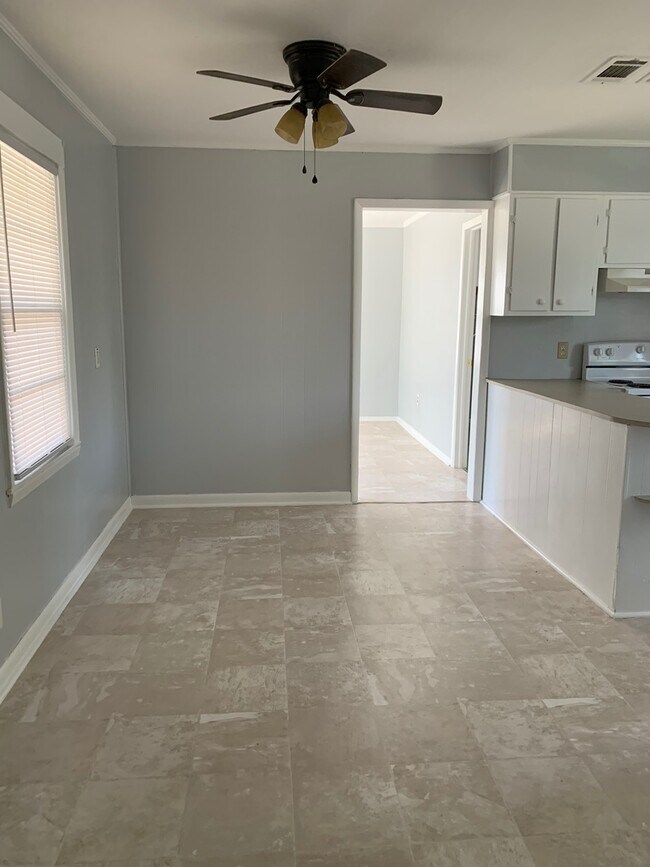 Building Photo - AVAILABLE NOW!