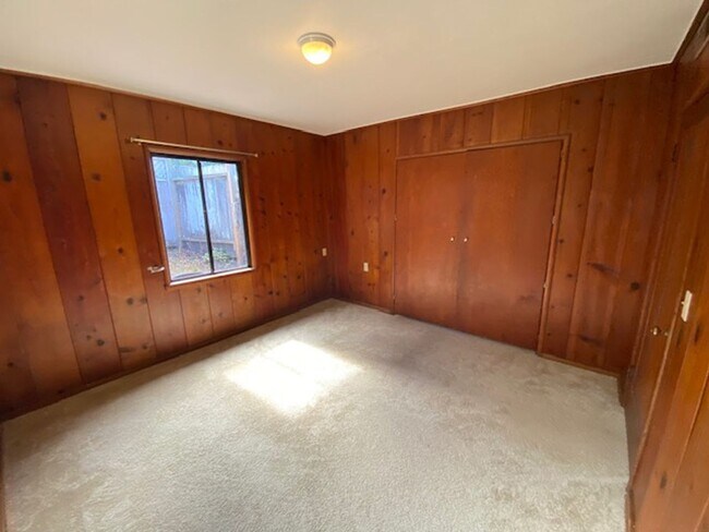 Building Photo - Beach Tract Cottage!