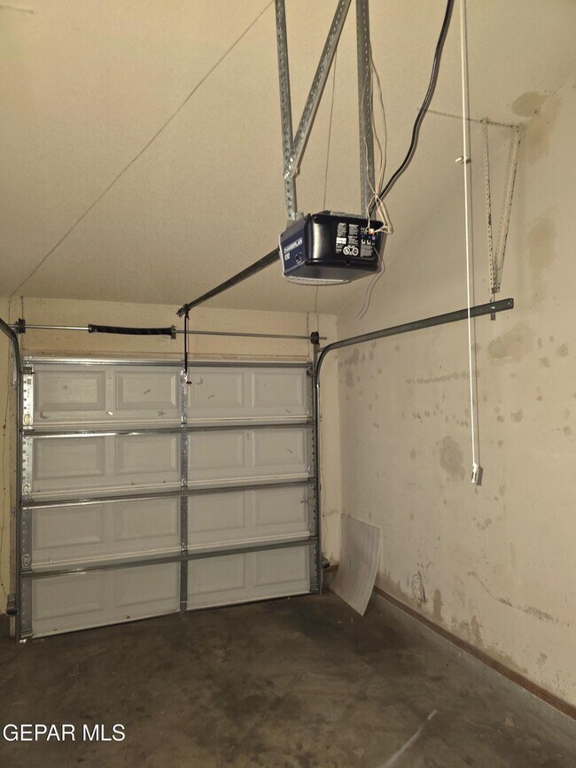 Building Photo - 10950 Delafield Dr