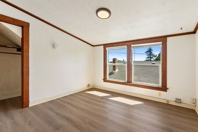 Building Photo - 5 Bedroom 2 Bathroom House - AVAILABLE JULY 2026 - MAY 2027