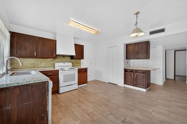 Building Photo - 5711 Hopetown Dr