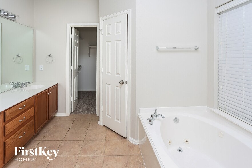 Building Photo - 2852 Maple Creek Dr