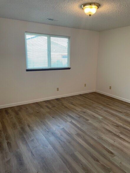 Master - 418 S Quillan Plz