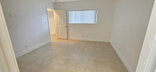 Building Photo - 560 NE 19th Ave