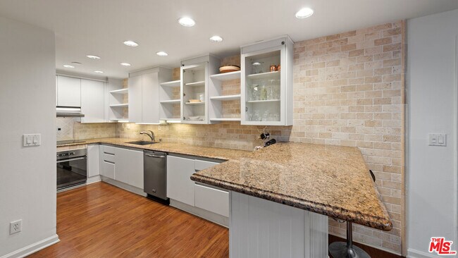 Building Photo - 723 Palisades Beach Rd