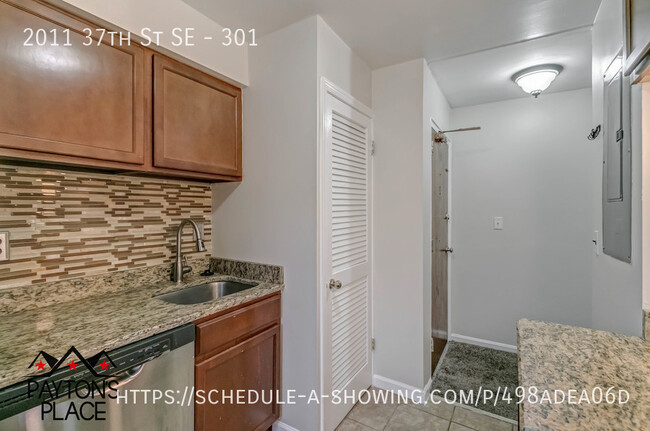 Building Photo - Spacious condo unit in well kept building.