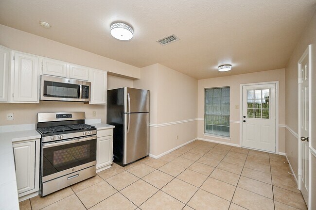 Building Photo - 72 Laughing Brook Ct