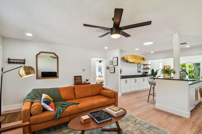 Building Photo - 702 NE 10th Ave