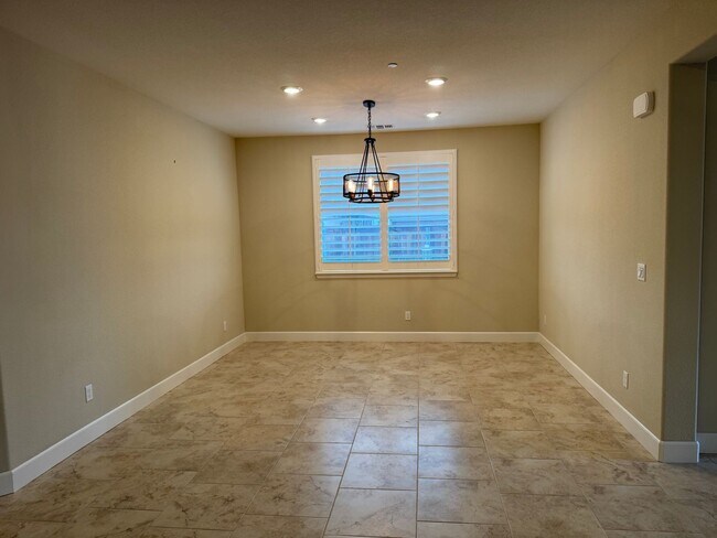 Building Photo - Immaculate Roseville property with solar!