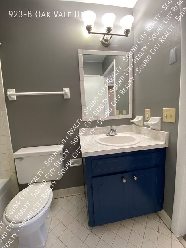 Building Photo - 923 Oak Vale Dr