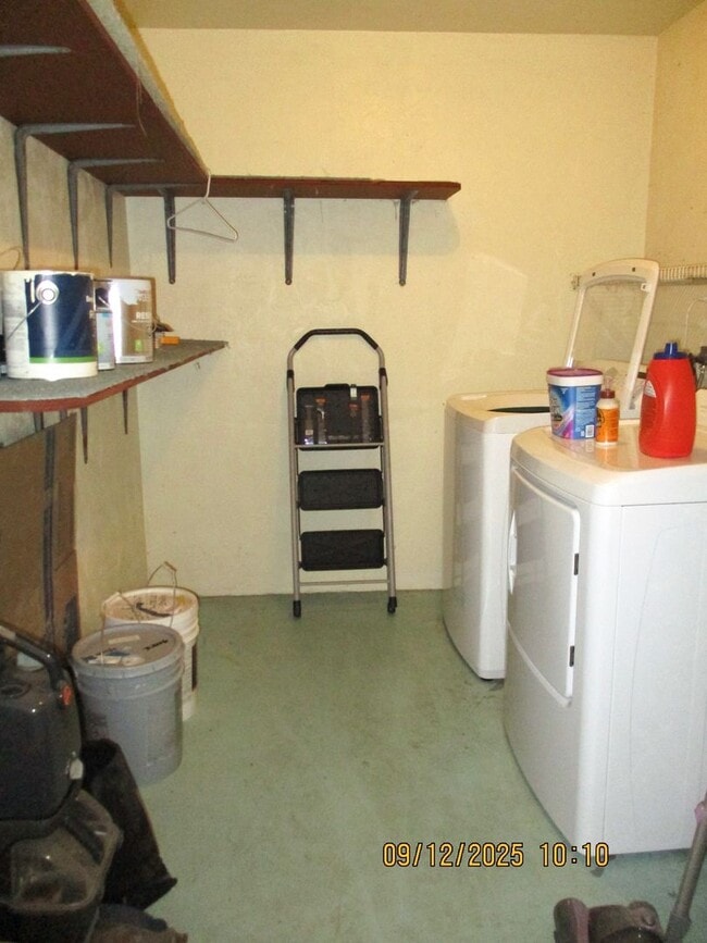 Building Photo - Spacious 2BR/2BA Townhouse – 1,550 Sq. Ft....