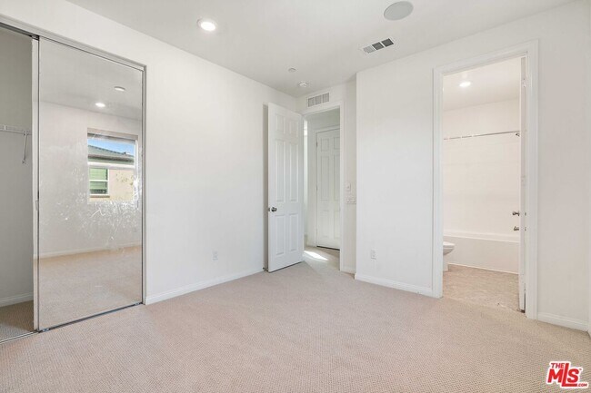 Building Photo - 725 Daniel Freeman Cir