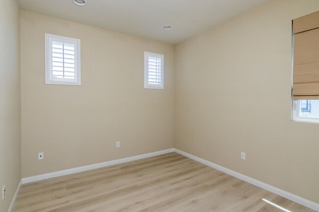 Building Photo - Updated 4-Bedroom Townhouse in Prime Porte...